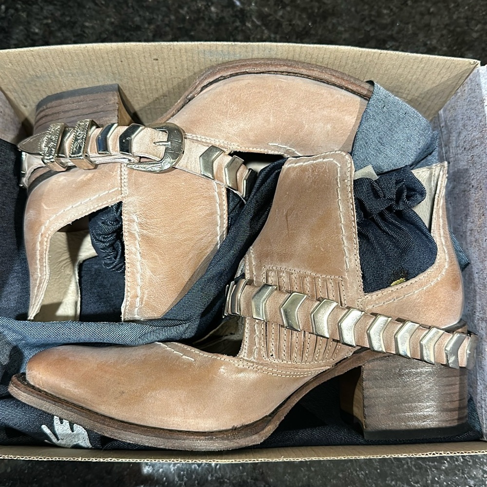 Freebird Blade in Taupe 7.0